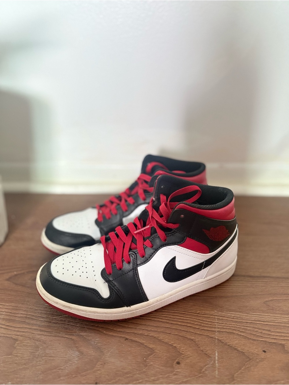 Nike Air Jordan 1 Mid - Black White Red